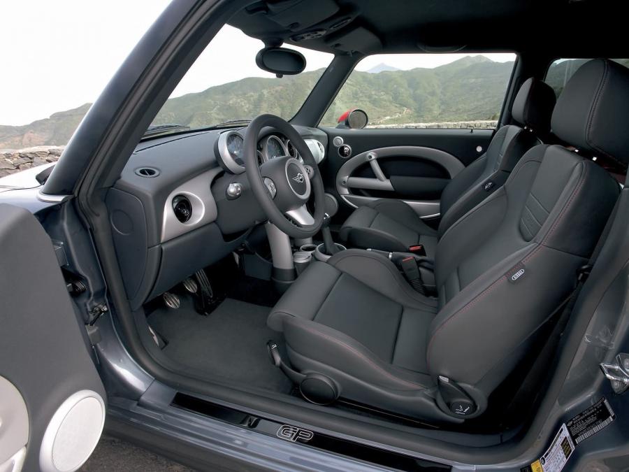  Mini Cooper S with JCW GP Kit 2006 года  (фото 6 из 22)